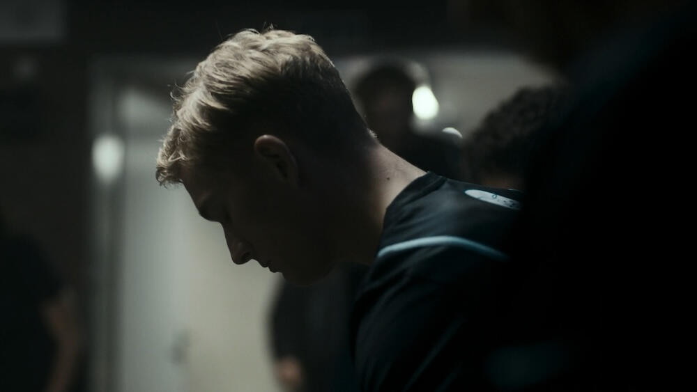 Zeige deine ganze schauspielerische Bandbreite in intensiv inszenierten Szenen, von leiser Verzweiflung bis zu kontrollierter Eskalation.